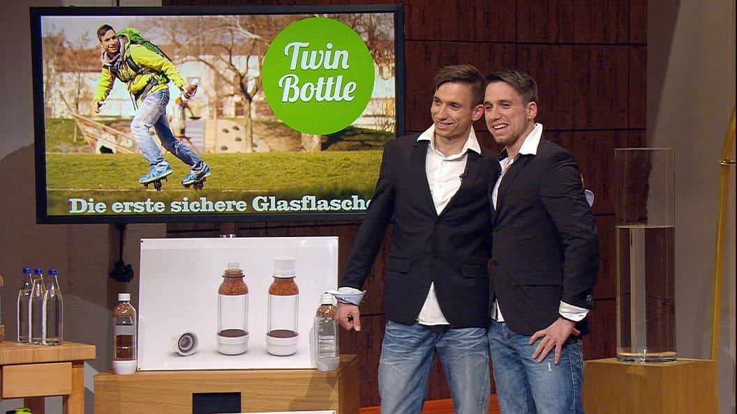 Die Zwillinge Denis und Matthieu Kanzler mit ihrer Twin Bottle (Foto: VOX)