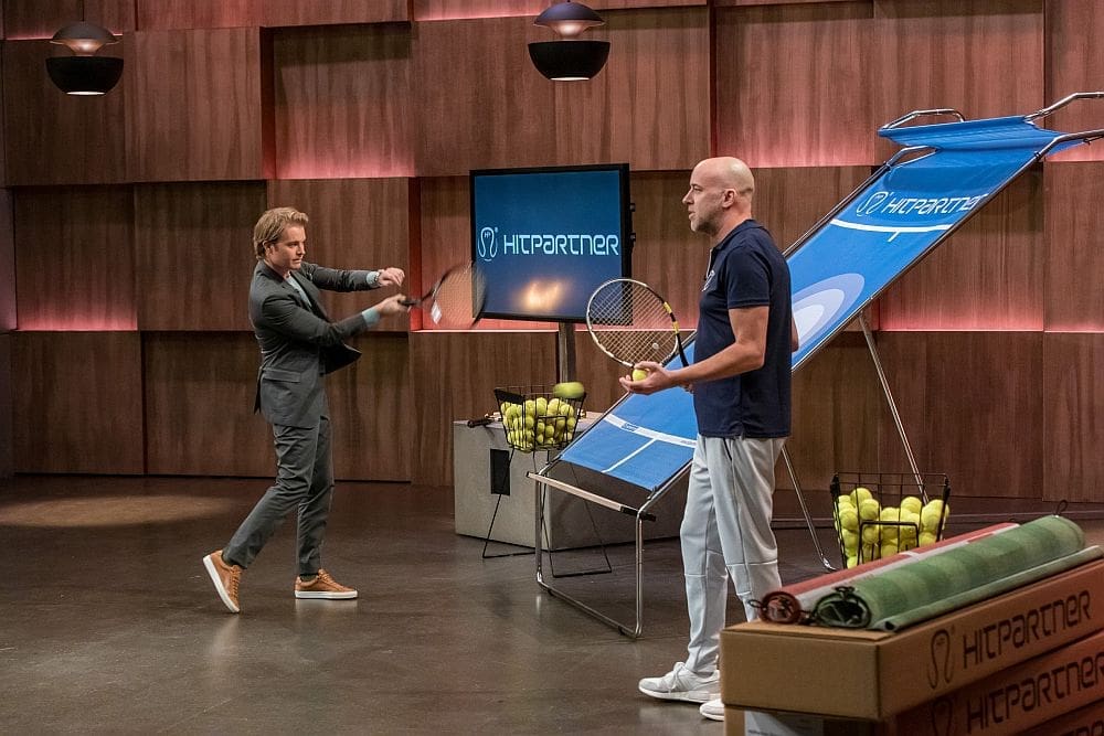 Während Nico Rosberg die mobile Tenniswand HitPartner testet, erklärt Gründer Alexander Lenfers ihre Vorteile.  (Foto: TVNOW / Bernd-Michael Maurer)