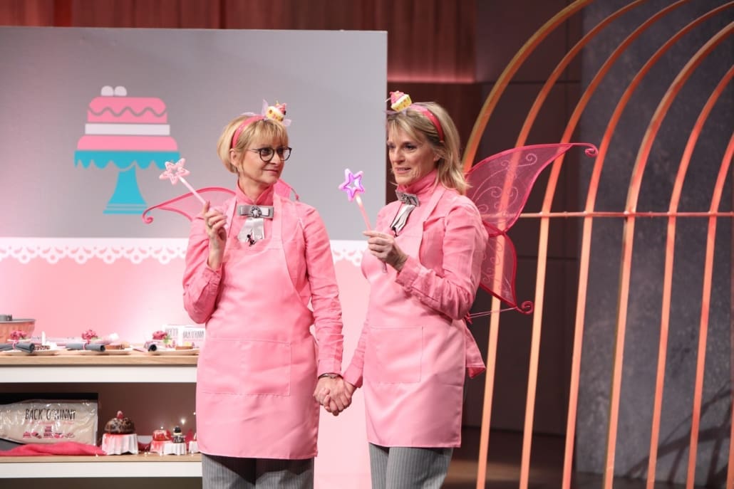 Gisela van Bebber und Sabine Kämper preisen als Feen verkleidet ihre Back- und Dessertcreme BACK'O'FUNNY an.  (Foto: TVNOW / Frank W. Hempel)