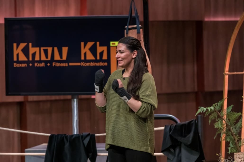 Lena Ahmadi Khouki produziert mit ihrem Startup Khou Khii Boxsäcke aus Kork. (Foto: TVNOW / Bernd-Michael Maurer)