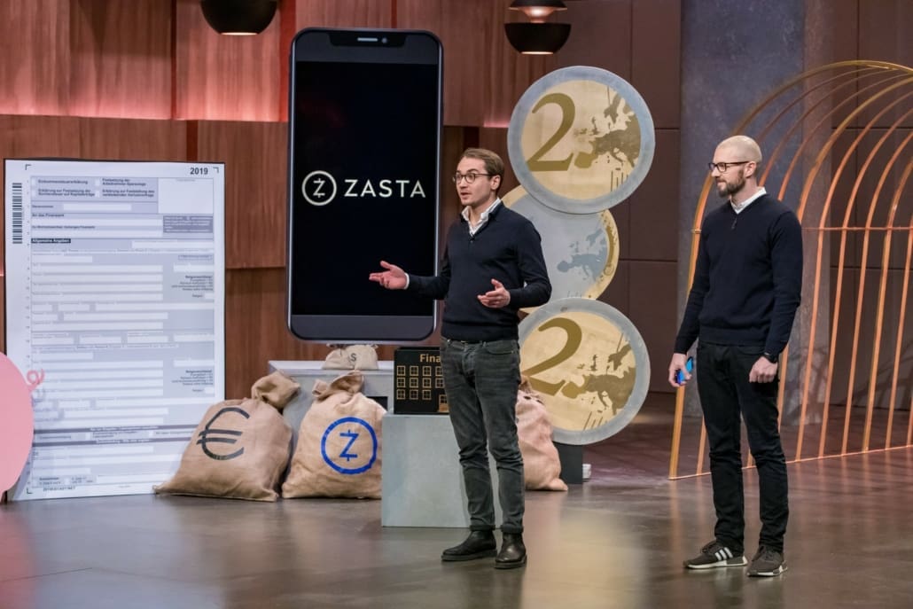 Jörg Südkamp und Dr. Michael Potstada erklären die App von ZASTA. (Foto: TVNOW / Bernd-Michael Maurer)