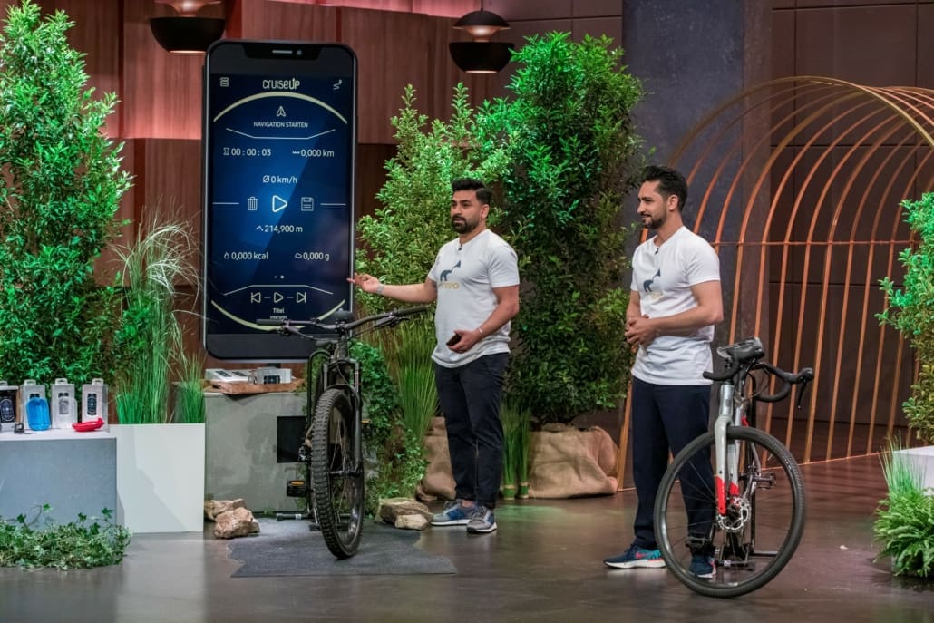 Sohrab und Khesrau Noorzaie wollen mit SMINNO Fahräder ausstatten. (Foto: TVNOW / Bernd-Michael Maurer)