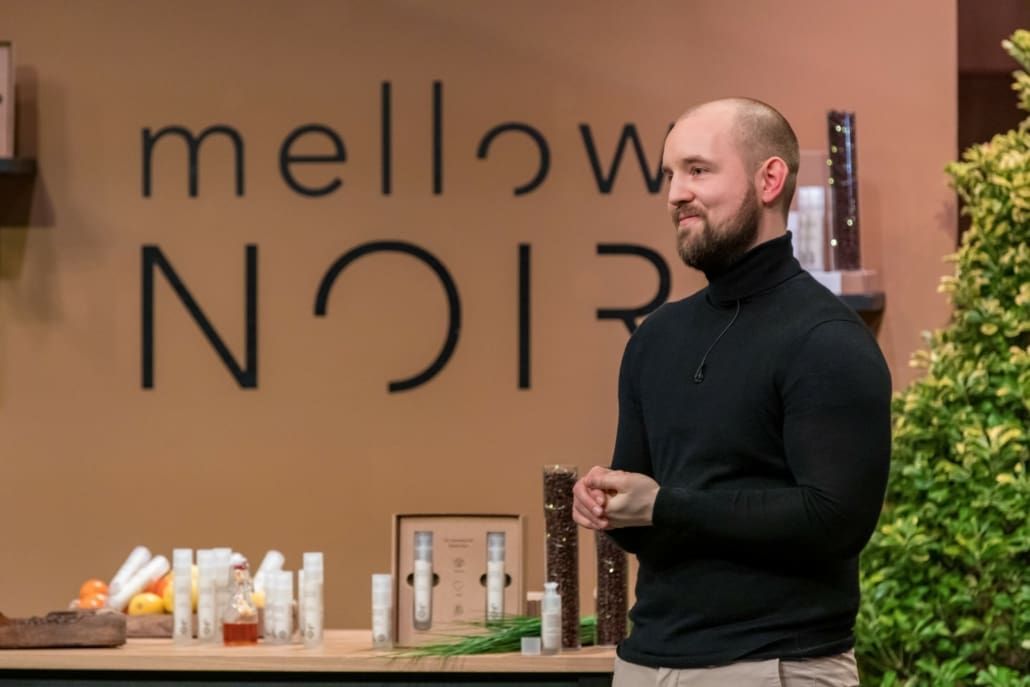Julian Köster hat mit mellow NOIR Kosmetik aus Kaffeeresten kreiert. (Foto: TVNOW / Bernd-Michael Maurer)