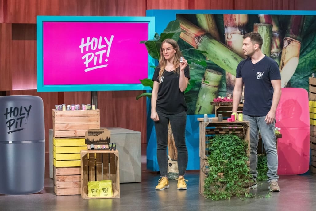 Branka Puljic und Asmir Samardzic bekämpfen mit HOLY PIT nachhaltig Schweißgeruch. Der erste Deal für Ankerkraut.