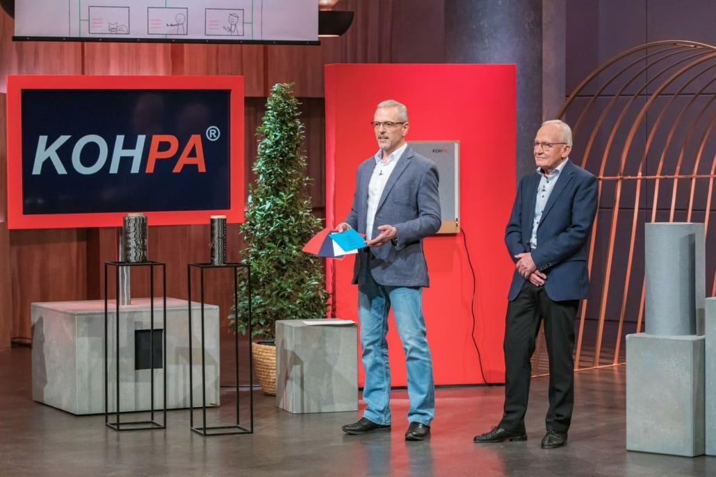 Peter Helfer und Walter Reichel präsentieren mit KOHPA stromleitendes Papier.