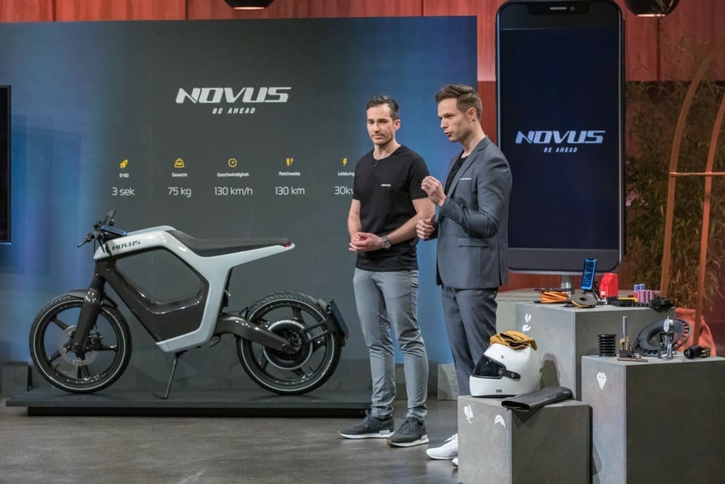 Marcus Weidig und René Renger mit ihrem Motorrad NOVUS.