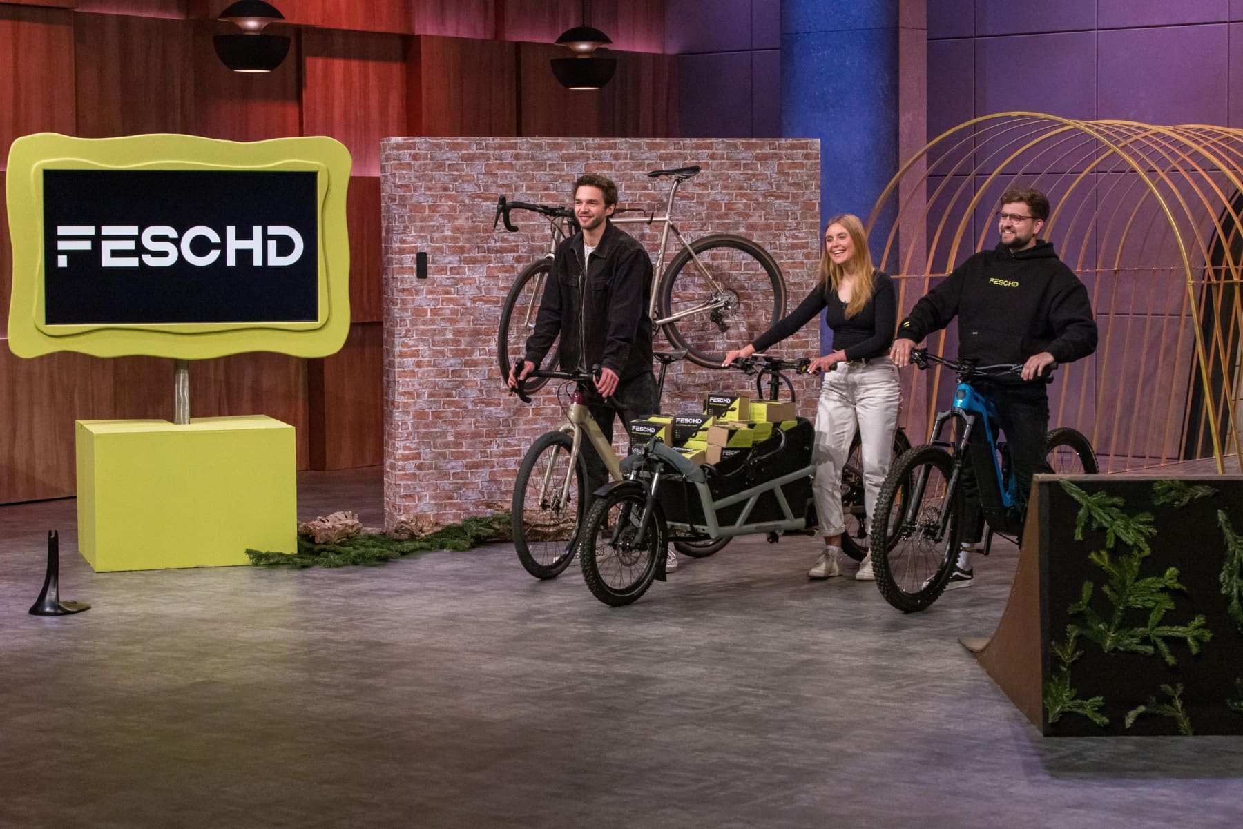 Simon und Luisa Josenhans und Mike Obermeier präsentieren mit FESCHD eine Handyhalterung für das Fahrrad. 