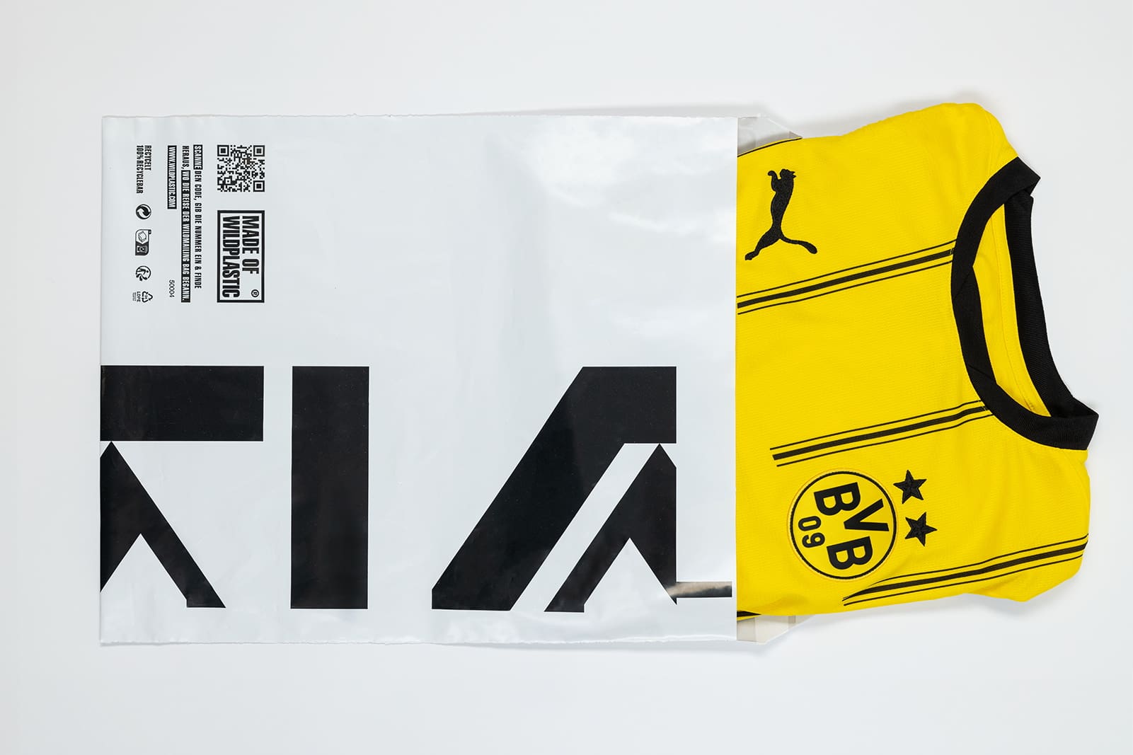 Eine Versandtassche von Wildplastic mit dem BVB-Trikot (Foto: Alex Simoes/Borussia Dortmund)