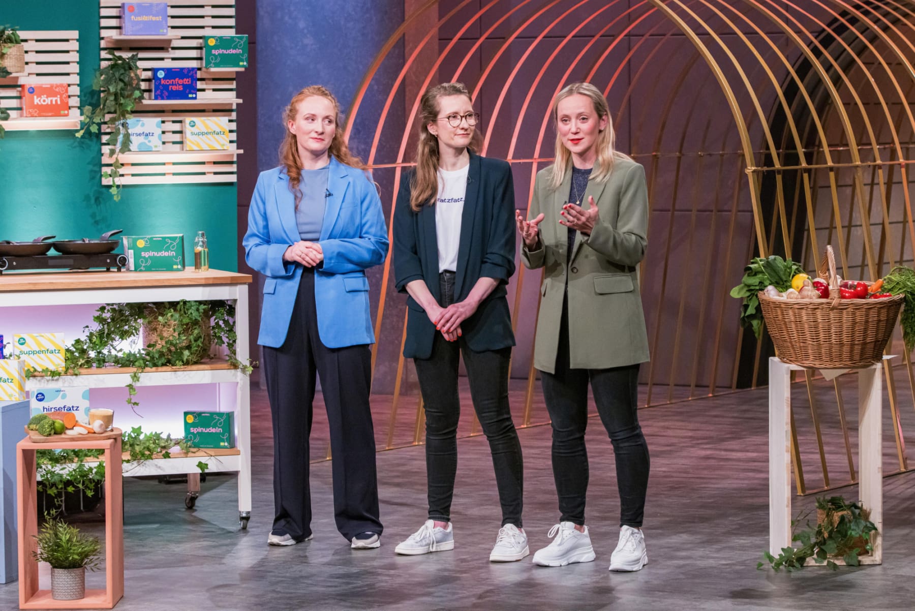 Luisa Schubert, Maraike Höhne und Sarina Morawiak von ratzfatz erklären ihre Fertiggerichte für Kinder. (Foto: RTL / Bernd-Michael Maurer)