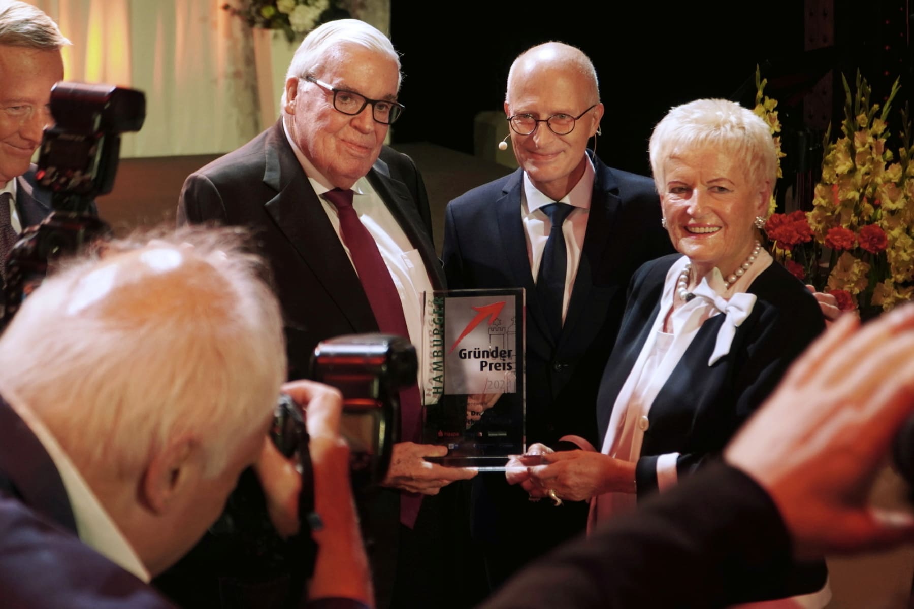 Beim Hamburger Gründerpreis stand Klaus-Michael Kühne im Mittelpunkt des Medieninteresses, hier mit seiner Frau Christina und Hamburgs Ersten Bürgermeister Dr. Peter Tschentscher.