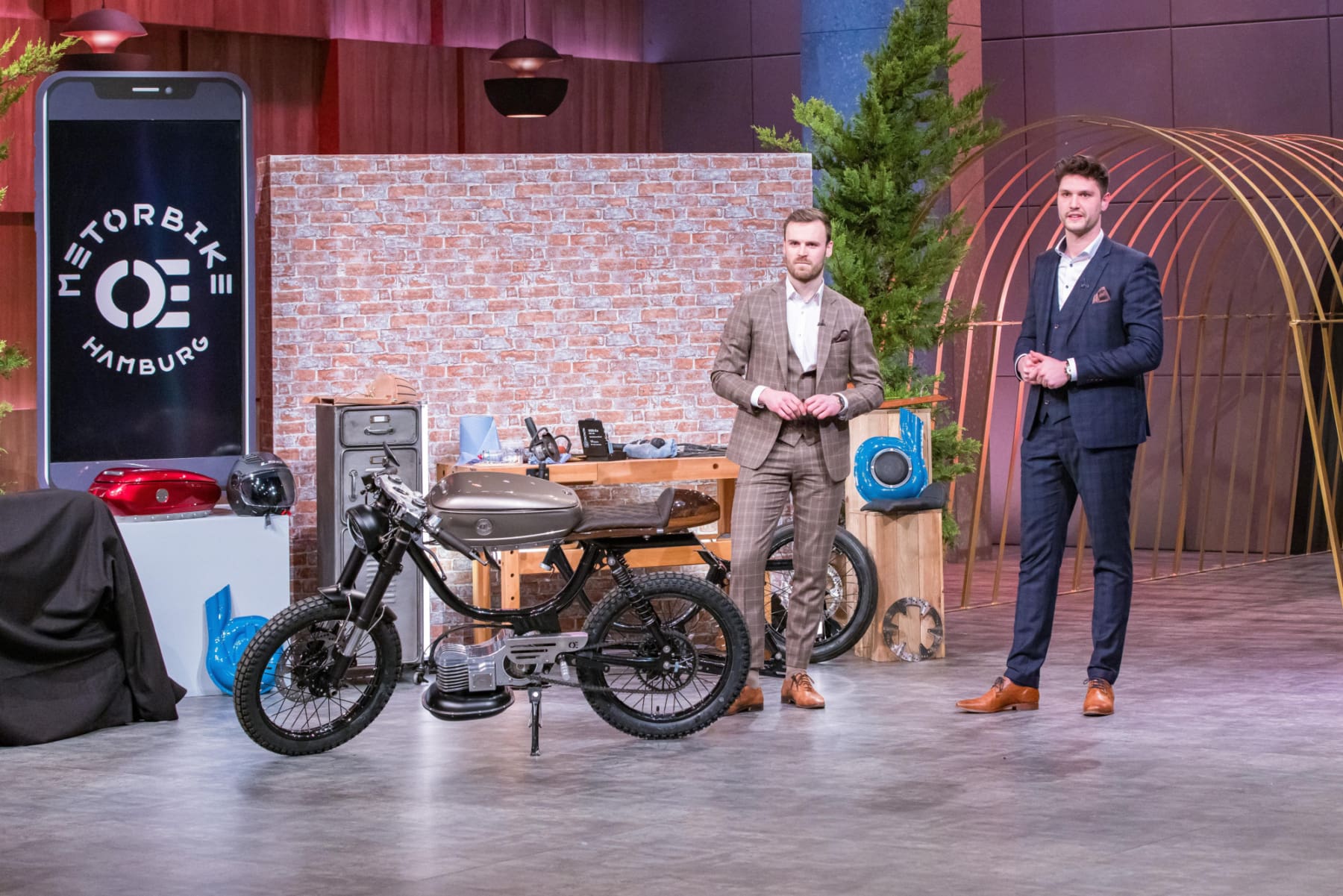 Marvin Rau und Michael Szpitalny laden zur Probefahrt mit dem Metorbike ein. (Foto: RTL / Bernd-Michael Maurer)