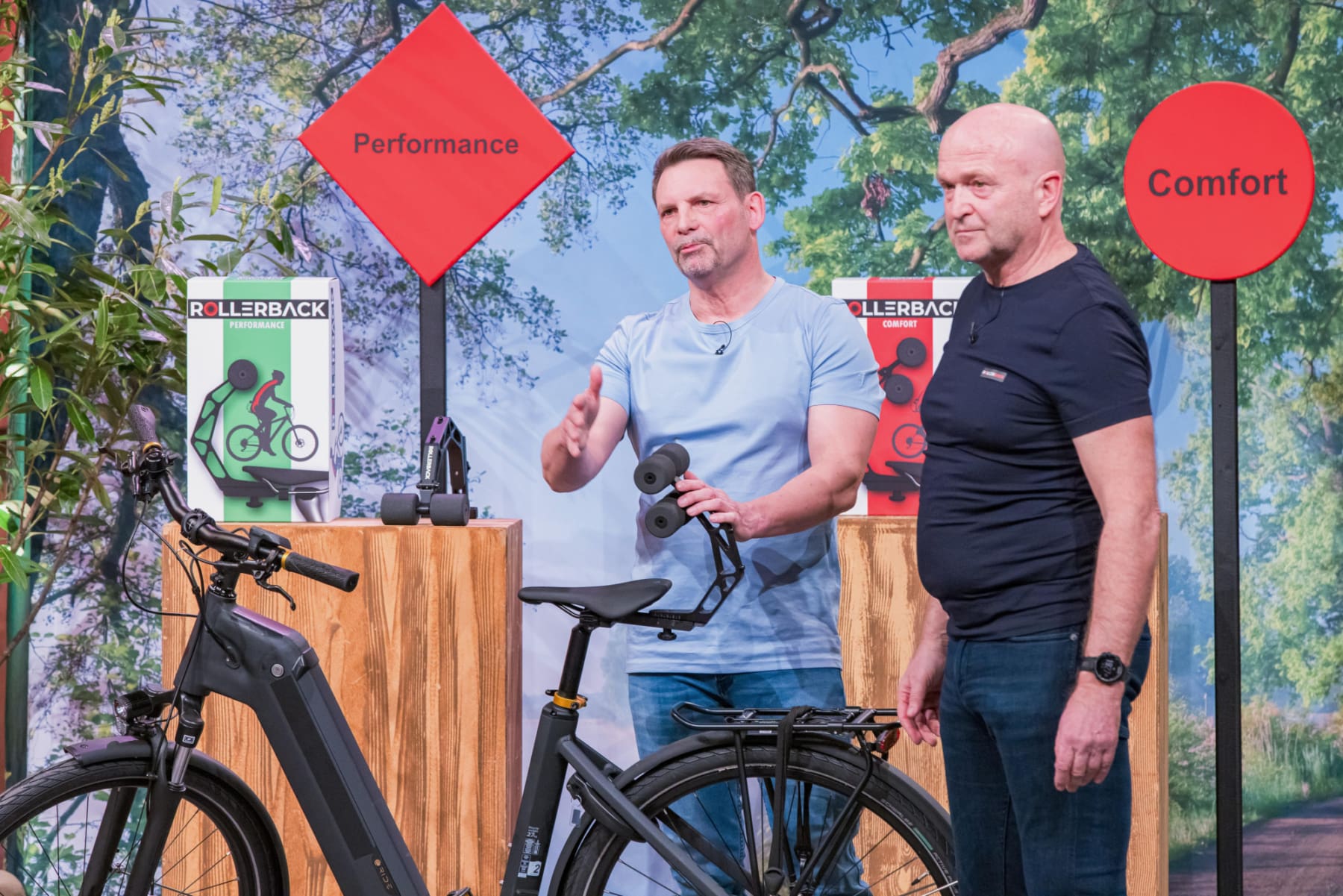 Josef Bogenschütz und Andreas Tscheinig erklären die Rückenstütze von Rollerback. (Foto: RTL / Bernd-Michael Maurer)