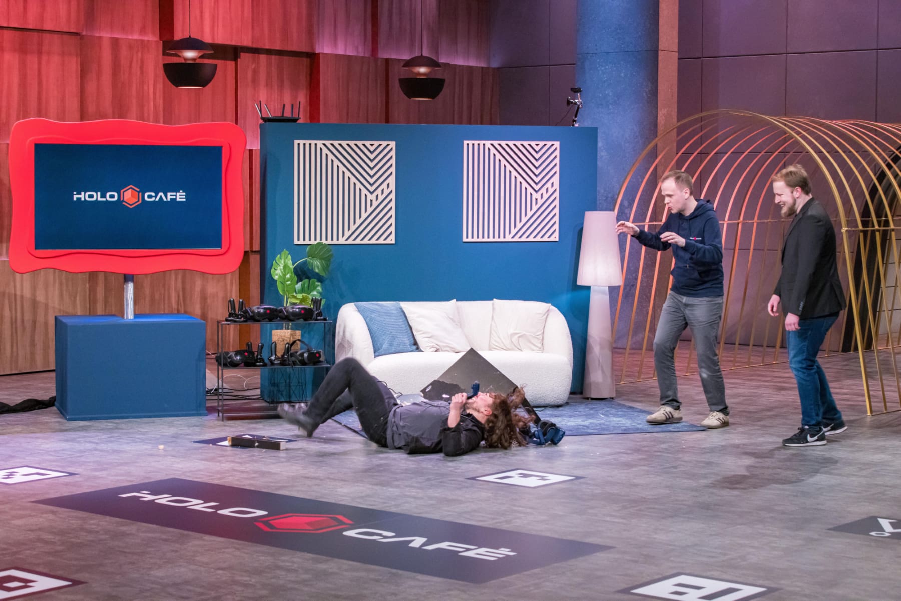 Stuntman Yasin Kamat zeigt den Holocafé-Gründern Sebastian Kreutz und Oliver Eberlei, wie gefährlich VR-Spiele im Wohnzimmer sein können. (Foto: RTL / Bernd-Michael Maurer)