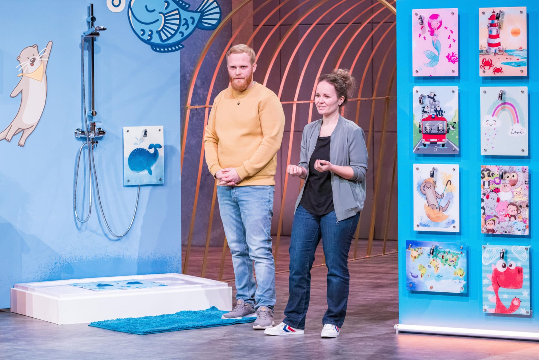 Rico Priewe und Astrid Förster haben fredis Kinderdusche mit bunten Comicmotiven hübsch gemacht. (Foto: RTL / Bernd-Michael Maurer)