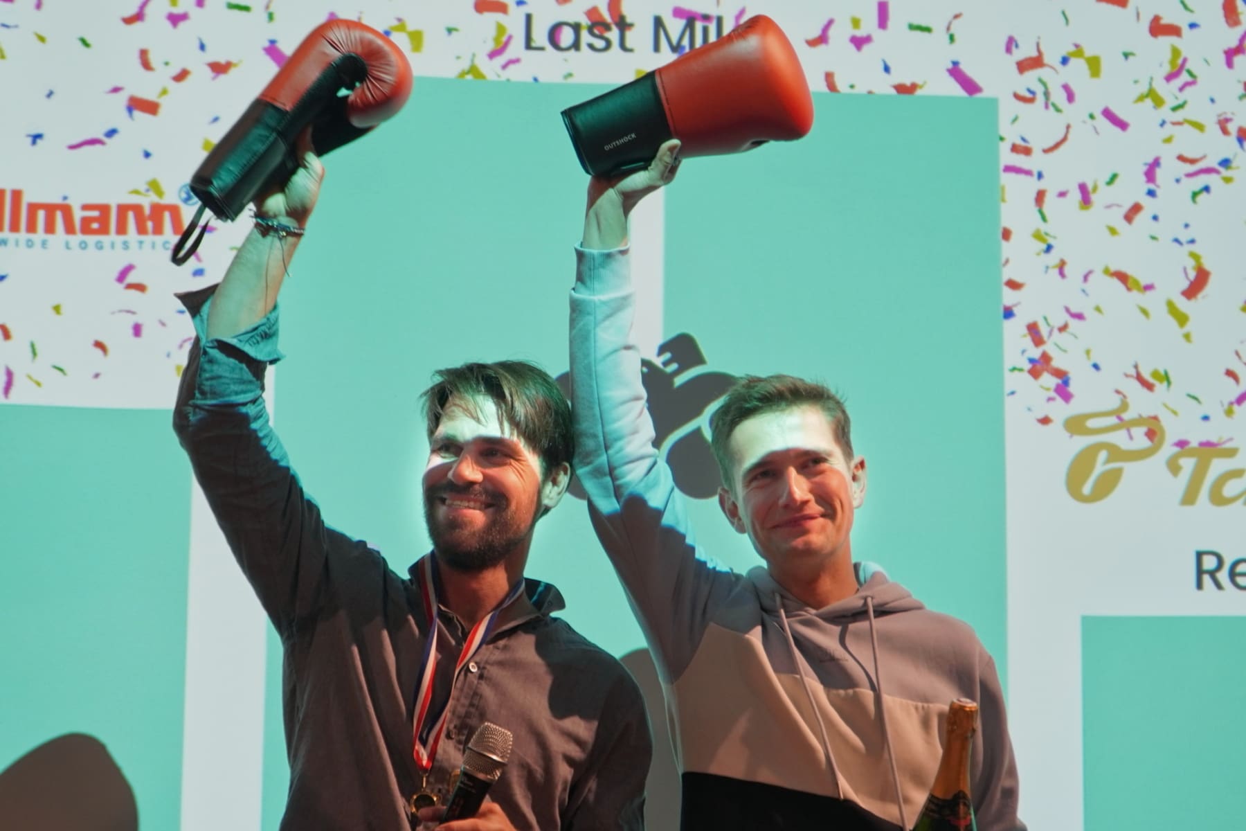 Mark Fabian Henkel von der ZUFALL logistics group und Björn Marc Paulus von pickshare gewinnen den Logistics Battle.