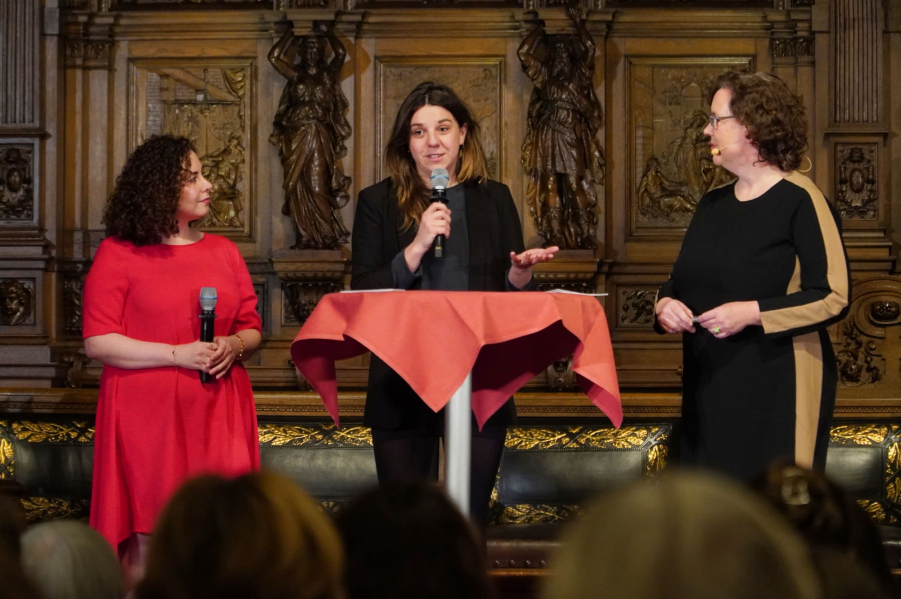 Elnaz Nouri von UrbView und Leah Rott von saferspaces im Gespräch mit Julia Möhn (Geschäftsführerin
FUSSBALL KANN MEHR)