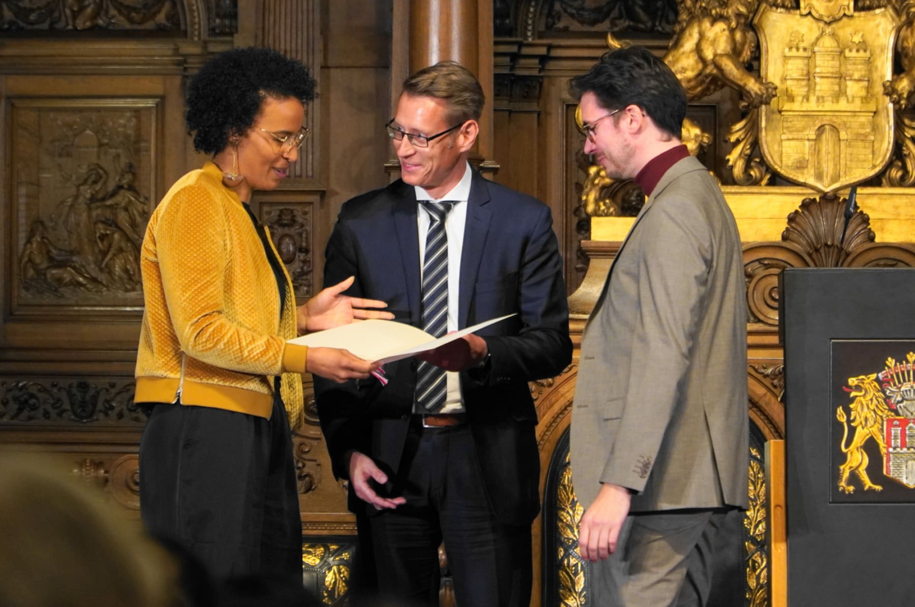 Lutz Birke (Amstleiter Hafen und Innovation / mitte), überreicht Liobs Jarju (Bendula Consulting) und Dr. med Rüdiger Schmitz (casuu.care) die Urkunde für den IDEA-Förderpreis.