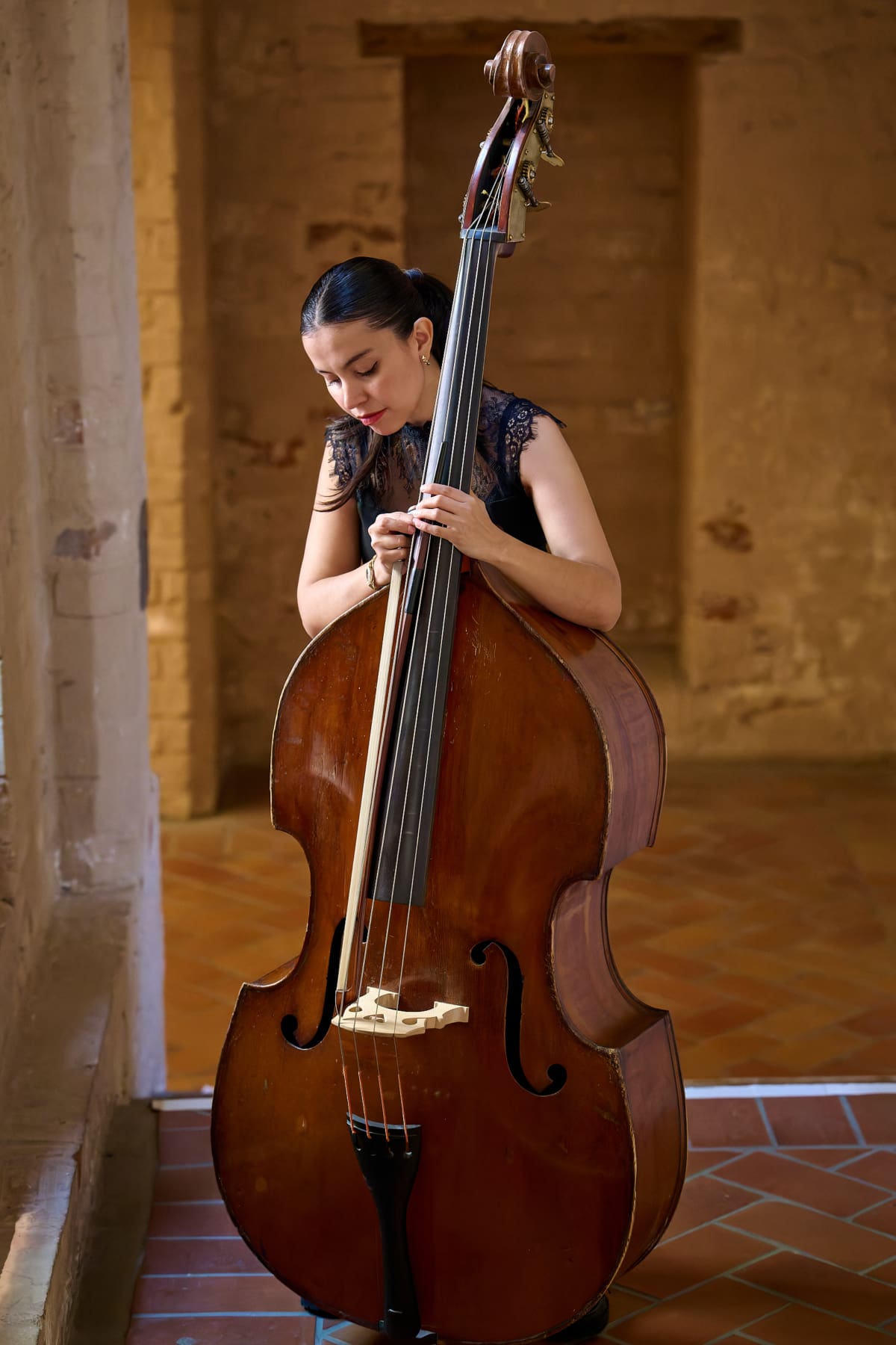 Louisa Gonzales spielt im Orchster der Staatsoper Hamburg mit einem von Sounvest gemieteten Kontrabass. (Foto: Mirco Dalchow)